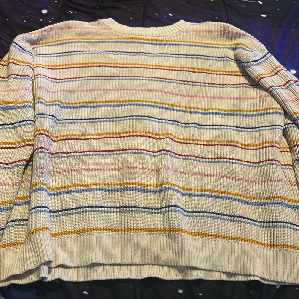 This is a knitted sweater. It’s an XXL. And with lots of colors.